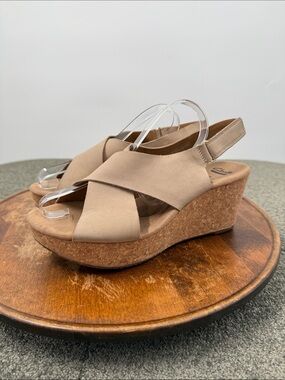 Clarks Sandals Wm 9.5 M Taupe Cross-Strap Cork Wedge Soft Cushion Comfort